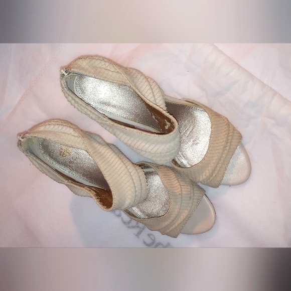 Isola Stiletto open toe heels. Cream snakeskin Leather Design. Size 9. - Picture 2 of 10